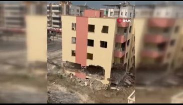 İş makinesinin dokunuşuyla 4 katlı bina yerle bir oldu