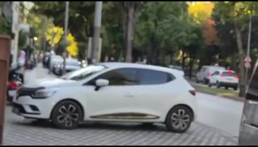 Bursa'da park sorunu! Yayalar yola iniyor