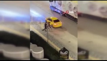 Bursa'da AVM önünde bıçaklı saldırgan dehşeti! Saniye saniye kamerada...