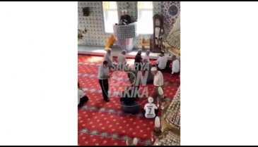 Camide istenmeyen görüntüler: İmamın uyarısı da işe yaramayınca dışarı çıkarıldılar