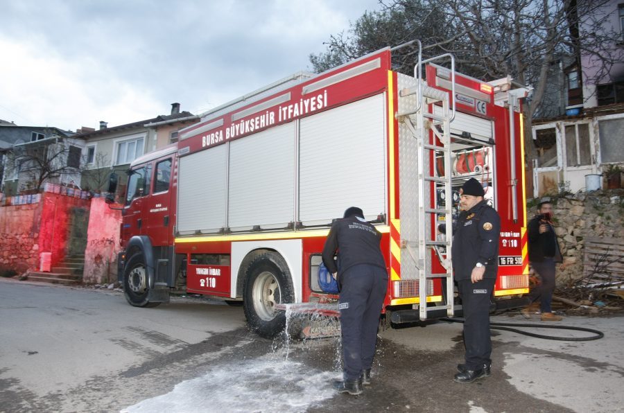 Bursa�da çakmakla oynarken evi yaktılar Bursa Haberleri Bölge