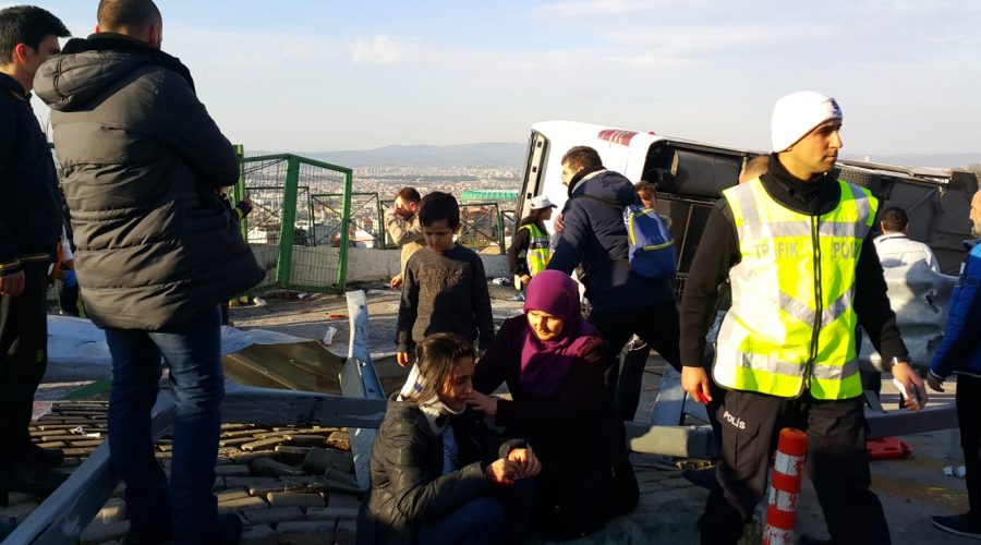 UludaÄ'da Ã¶Ärencileri taÅÄ±yan otobÃ¼s devrildi: Ãok sayÄ±da yaralÄ± var ile ilgili gÃ¶rsel sonucu