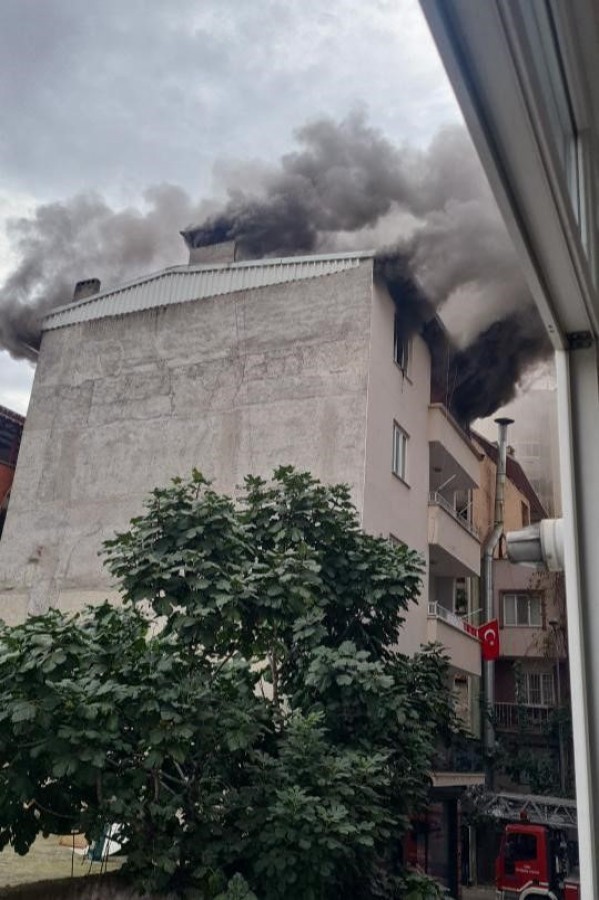 Bursa'da sinir krizi geçirdi, evi ateşe verdi!