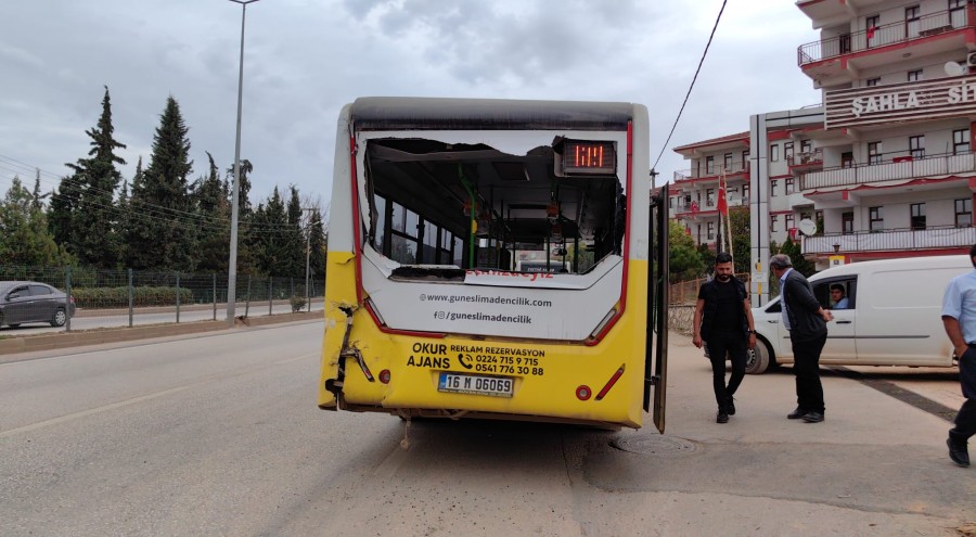 Bursa'da aynı yöne giden halk otobüsleri çarpıştı! 3 kişi yaralandı