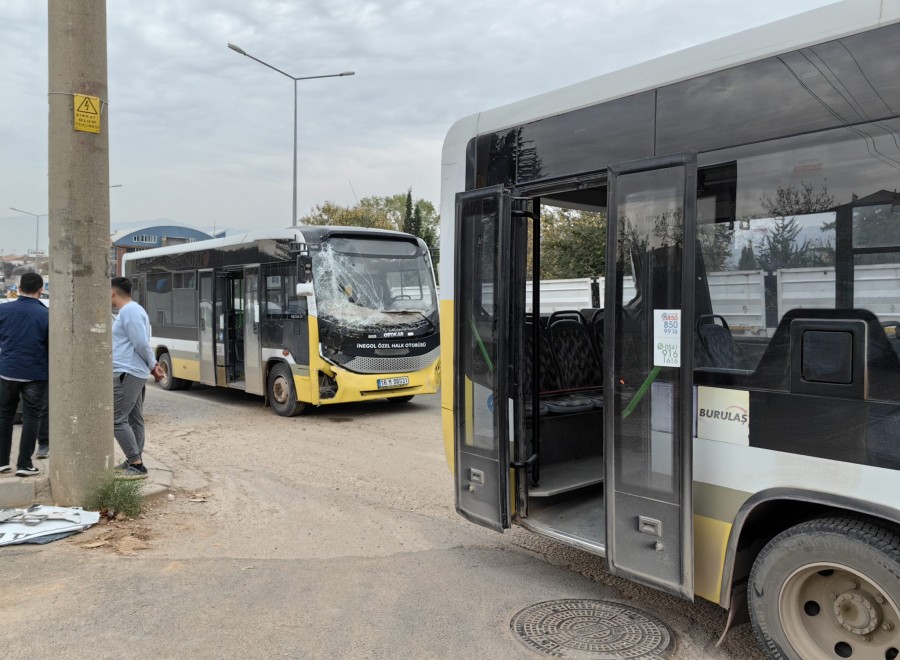 Bursa'da aynı yöne giden halk otobüsleri çarpıştı! 3 kişi yaralandı