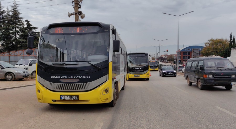 Bursa'da aynı yöne giden halk otobüsleri çarpıştı! 3 kişi yaralandı