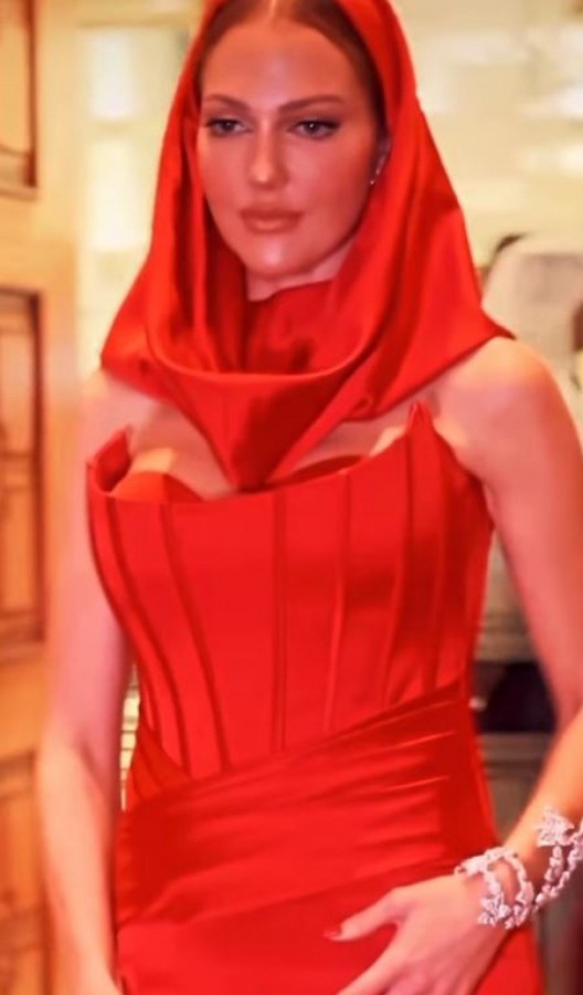 Meryem Uzerli tarzıyla büyüledi