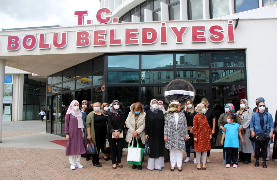 Bolu Belediye Başkanı Özcan�a siyah çelenkli tepki