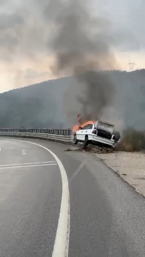 Bursa'da bariyerlere çarpan otomobil alev alev yandı