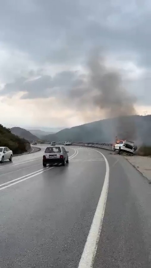 Bursa'da bariyerlere çarpan otomobil alev alev yandı