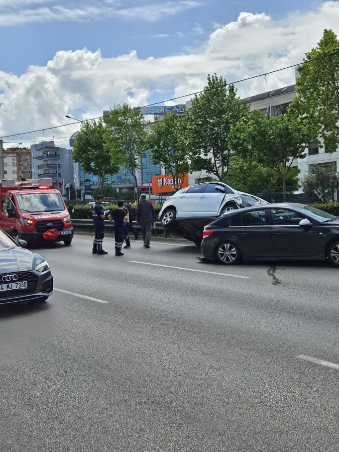 Bursa'daki Kazada Araç Aracın üzerine çıktı - Bursa Haberleri - Bölge ...