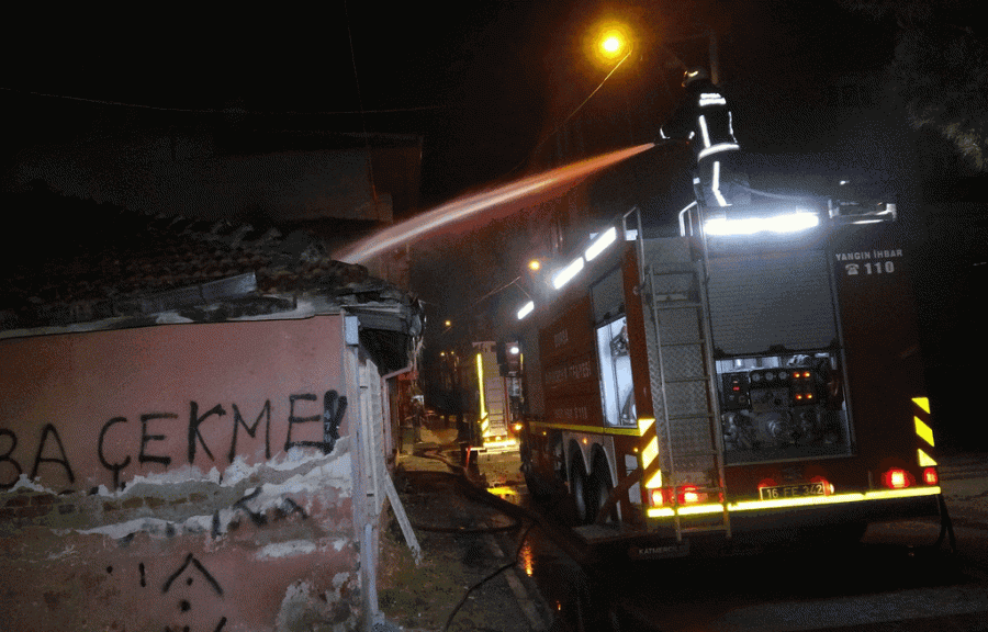 Bursa�da tek katlı müstakil ev alev alev yandı Güncel Haberler