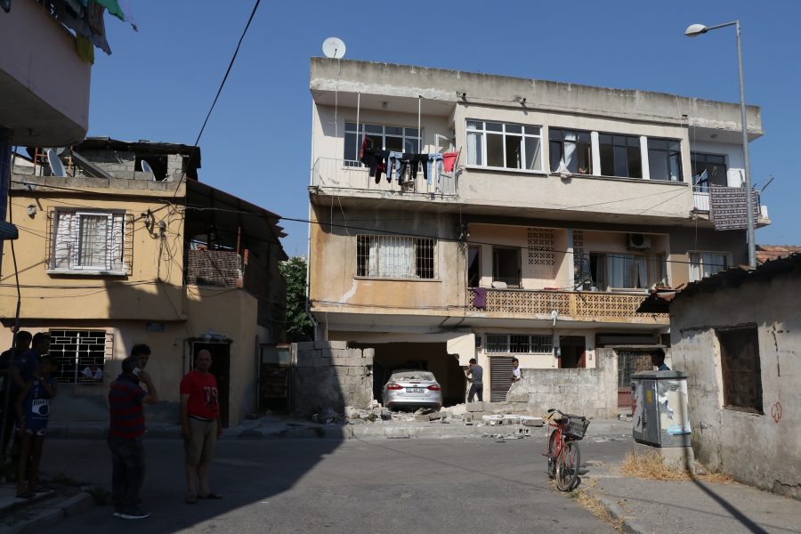 Mersin'de bir sÃ¼rÃ¼cÃ¼, fren yerine gaza basÄ±nca eve girdi. Korku dolu anlarÄ±n yaÅandÄ±ÄÄ± olayda, Åans eseri evde yaÅayan bir kiÅi hafif yaralandÄ±. ile ilgili gÃ¶rsel sonucu
