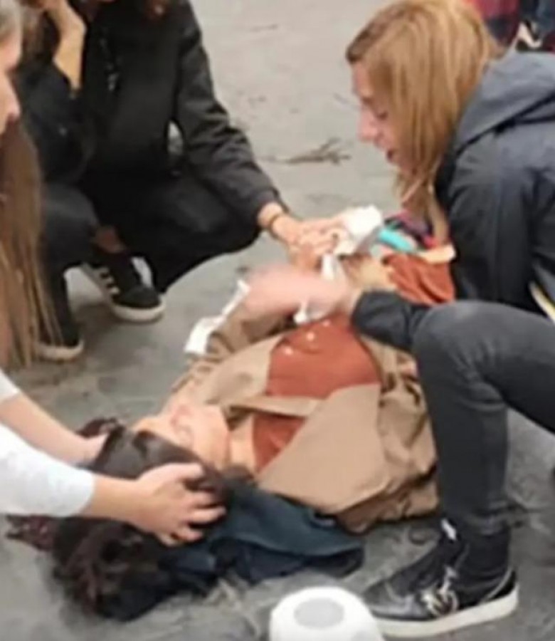 Sokakta yürürken kafasına köpek düştü!