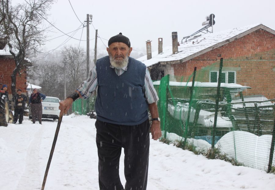 Bursa�da yaşlı adam kış günü kısa kollu gömlekle geziyor Bursa