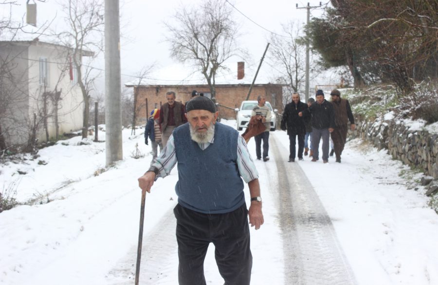 Bursa�da yaşlı adam kış günü kısa kollu gömlekle geziyor Bursa