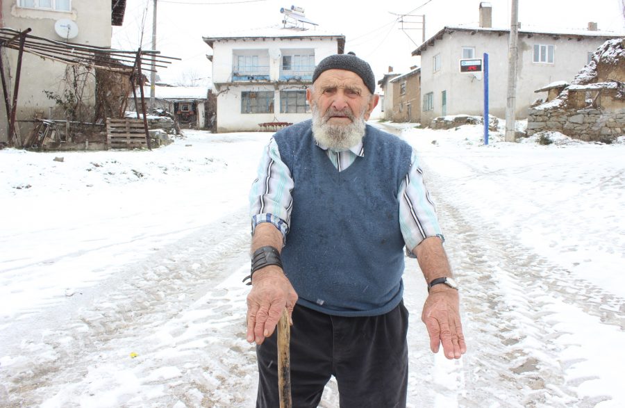 Bursa�da yaşlı adam kış günü kısa kollu gömlekle geziyor Bursa