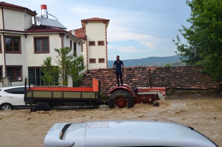 Evleri su bastı, araçlar yolda kaldı Güncel Haberler