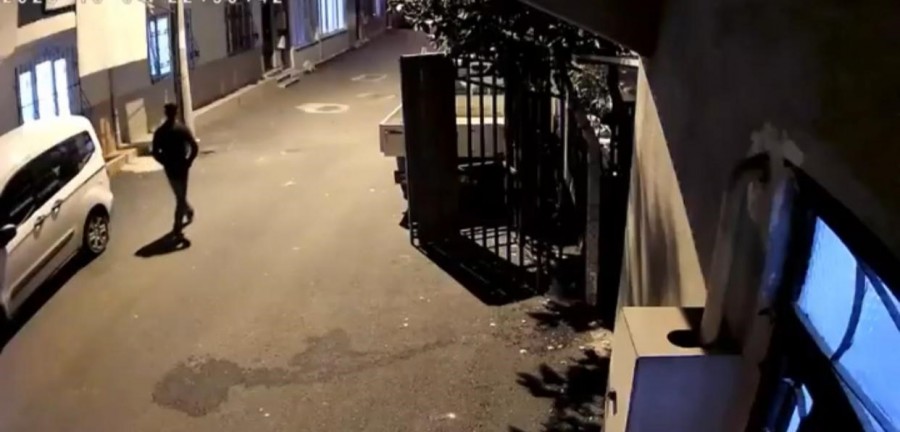 Bursa'da pes dedirten hırsızlık! Balkona asılı halıyı çaldı...