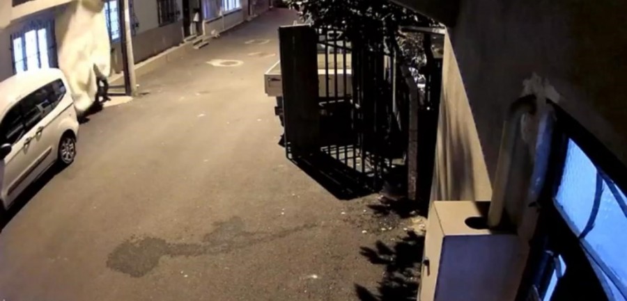 Bursa'da pes dedirten hırsızlık! Balkona asılı halıyı çaldı...