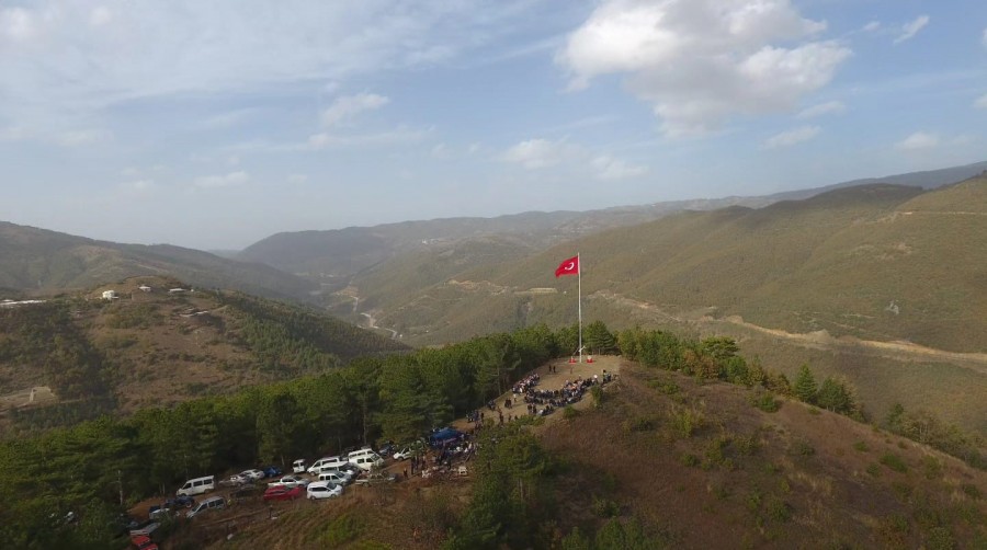 Bursa'da köylüler aralarında para topladı,100. yıla özel 23 metre uzunluğunda bayrak dikti