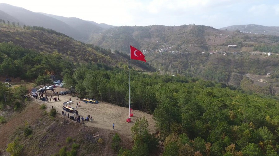 Bursa'da köylüler aralarında para topladı,100. yıla özel 23 metre uzunluğunda bayrak dikti