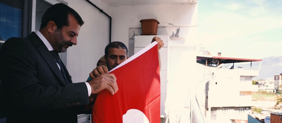 Başkan Işık'tan Akyol ailesine bayrak hediyesi