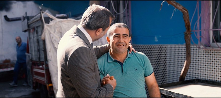 Başkan Işık'tan Akyol ailesine bayrak hediyesi