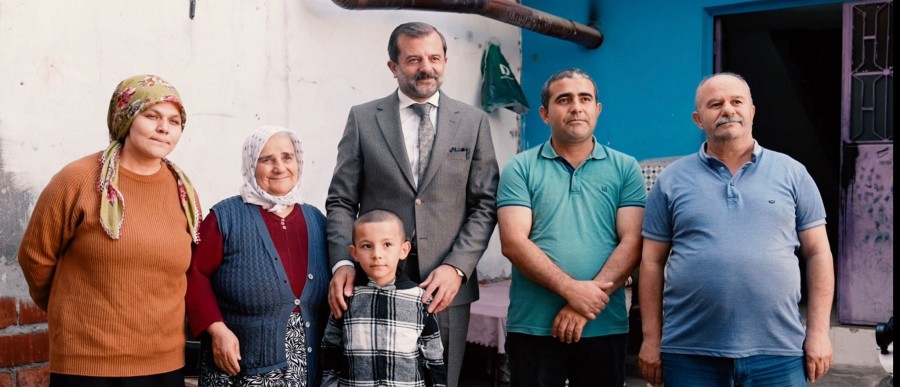 Başkan Işık'tan Akyol ailesine bayrak hediyesi