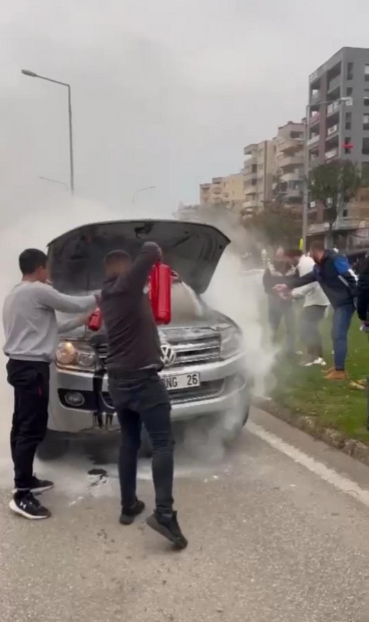 Bursa'da seyir halindeki otomobil alev aldı