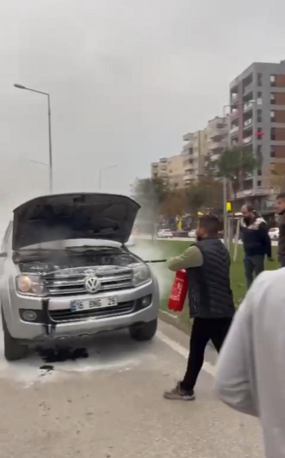 Bursa'da seyir halindeki otomobil alev aldı
