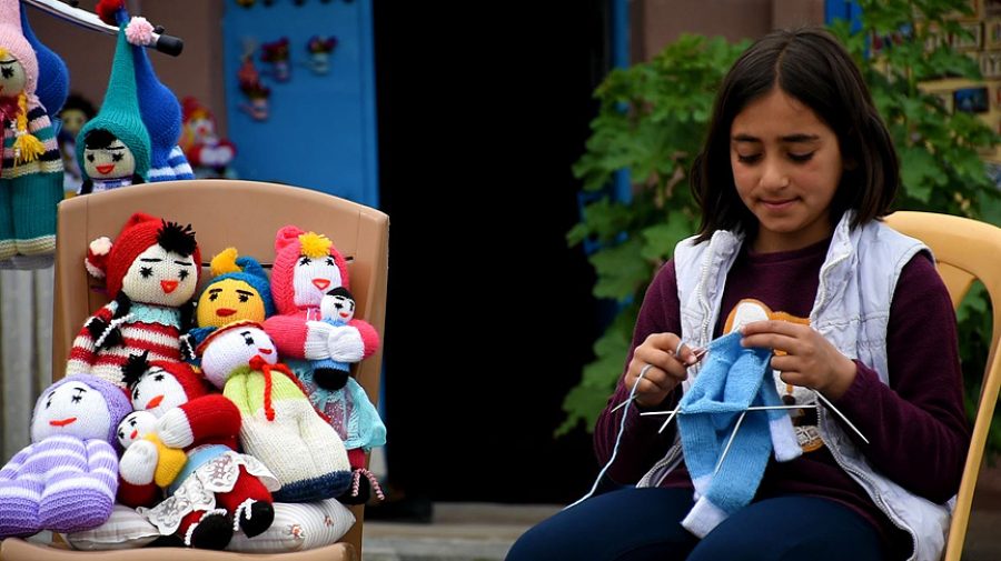 Bebekle oynayacağı yaşta amigurumi bebek yapıyor Yaşam Bebekle oynayacağı yaşta amigurumi bebek yapıyor Yaşam