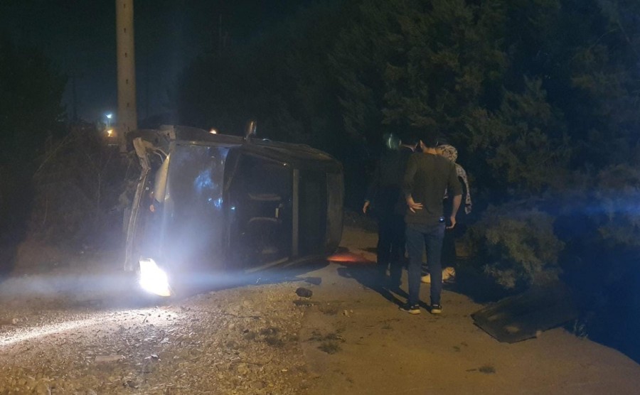Bursa'da otomobil ağaca çarpıp devrildi!