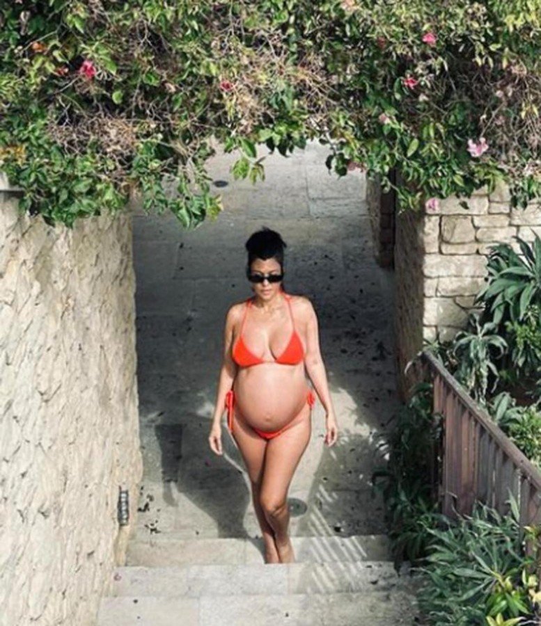 Kourtney Kardashian'ın karnı burnunda kamera karşısına geçti
