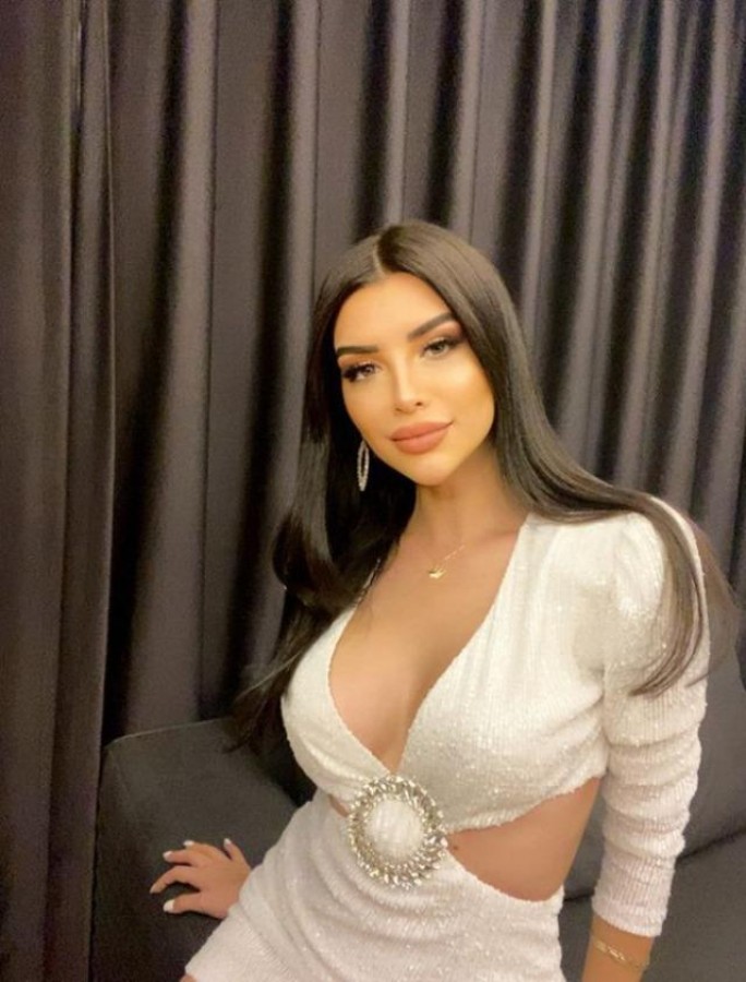 Aleyna Eroğlu iddialı pozlarıyla gündem oldu