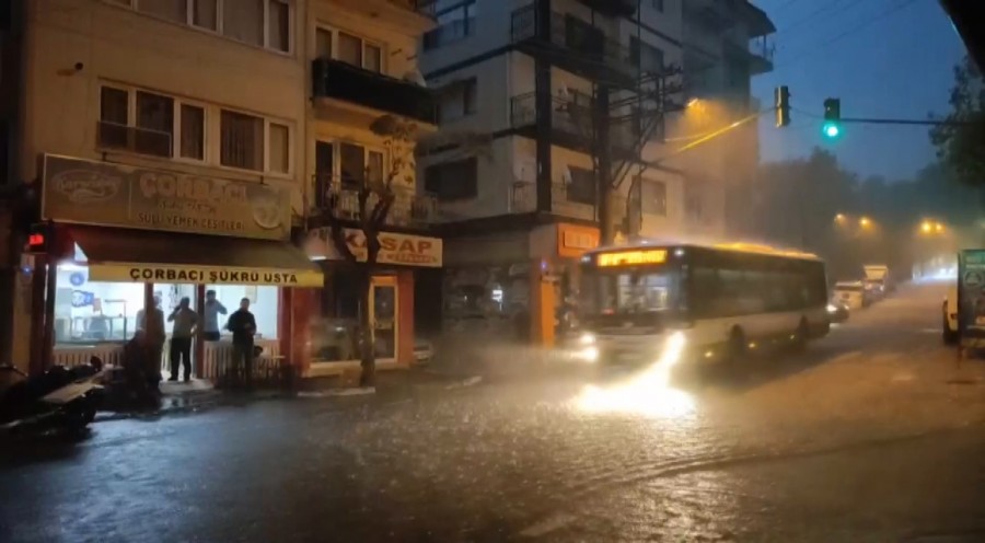 Bursa'da yağmur, hayatı olumsuz etkiledi