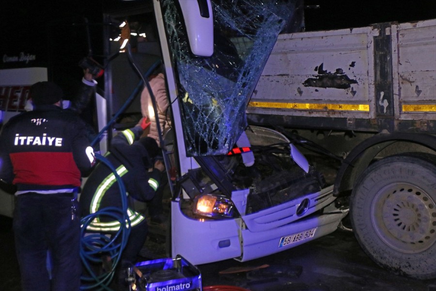 Yolcu otobüsü tırın dorsesine saplandı: 1 ölü, 13 yaralı - Bursada Bugün -  Bursa bursa haber bursa haberi bursa haberleri Bursa