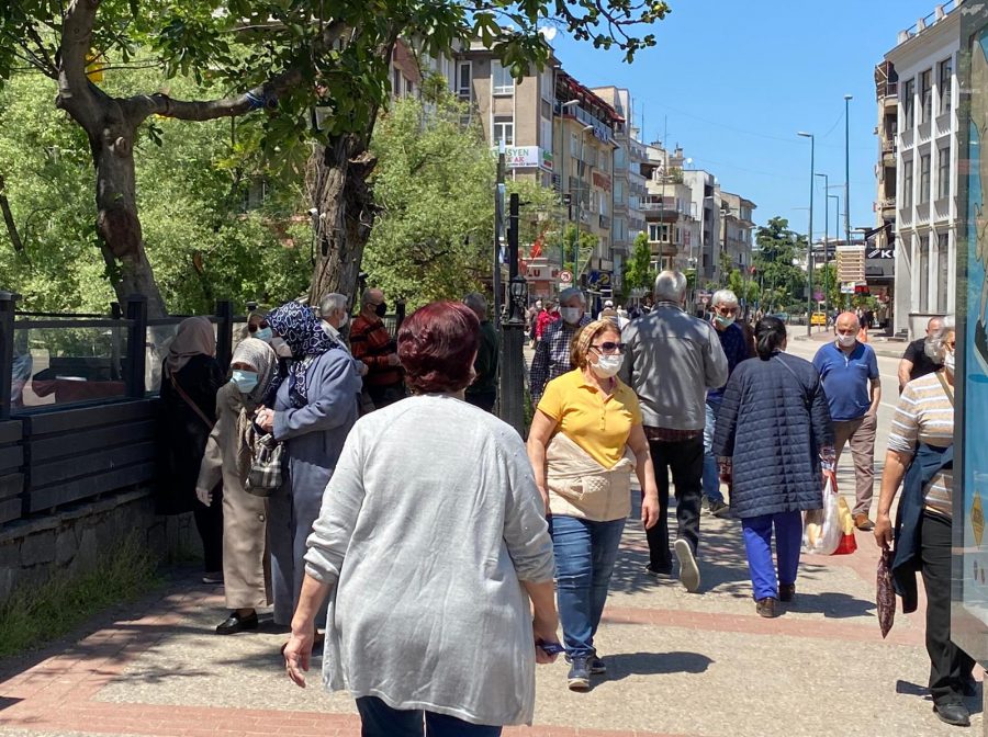 Bursa�da şehir merkezinde sokağa çıkan 65 yaş üstü vatandaşlar sosyal