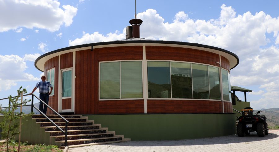 Arazilerini izlemek için 360 derece dönen ev yaptı Güncel Haberler