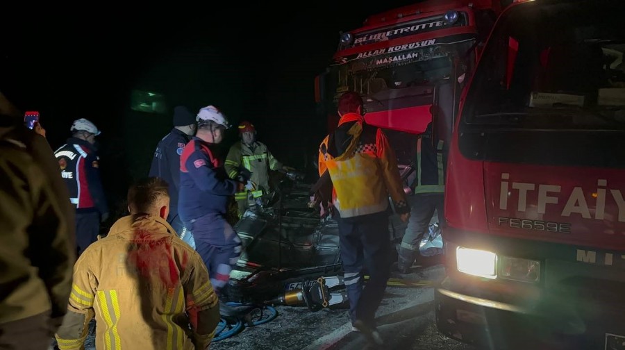 Bursa'da feci kaza! Otomobil 2 TIR'ın arasına sıkıştı!