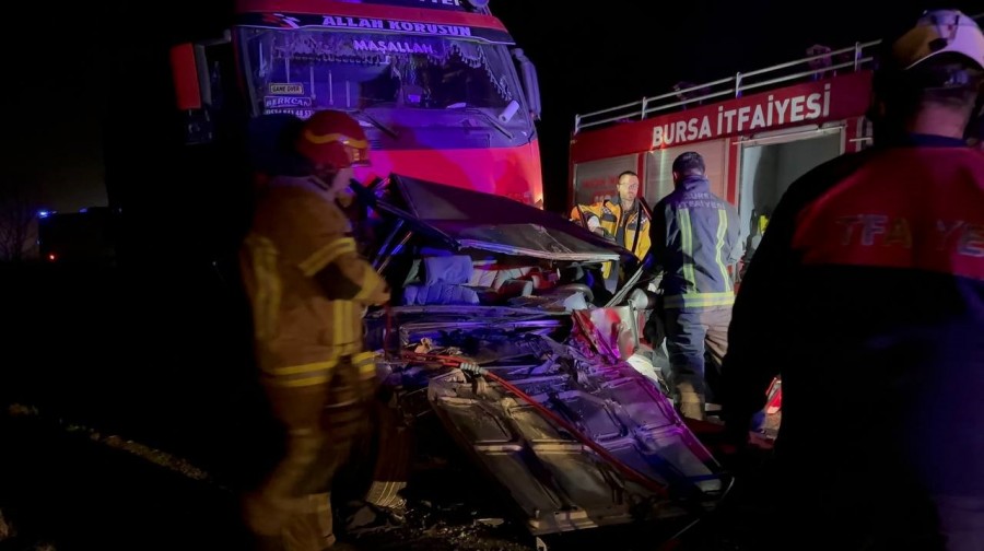 Bursa'da feci kaza! Otomobil 2 TIR'ın arasına sıkıştı!