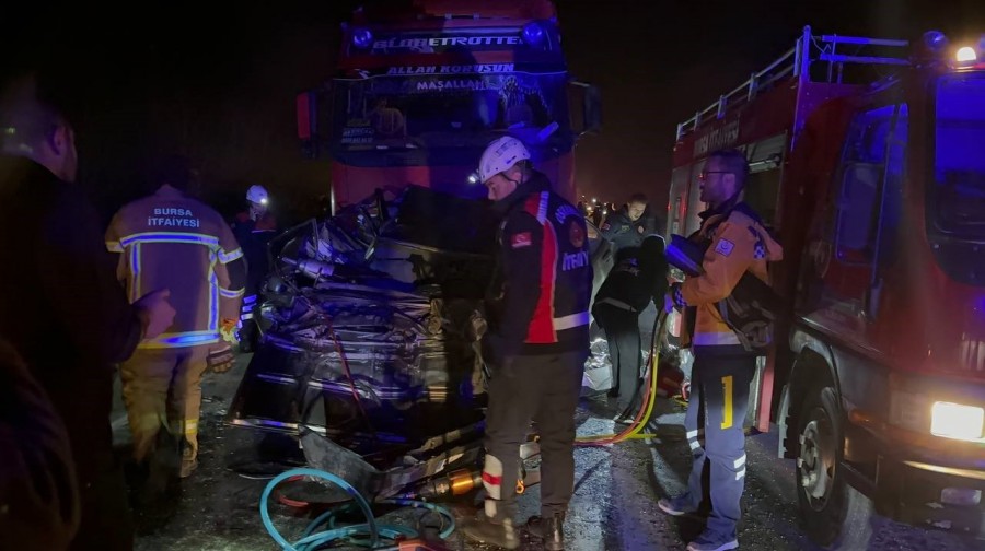 Bursa'da feci kaza! Otomobil 2 TIR'ın arasına sıkıştı!
