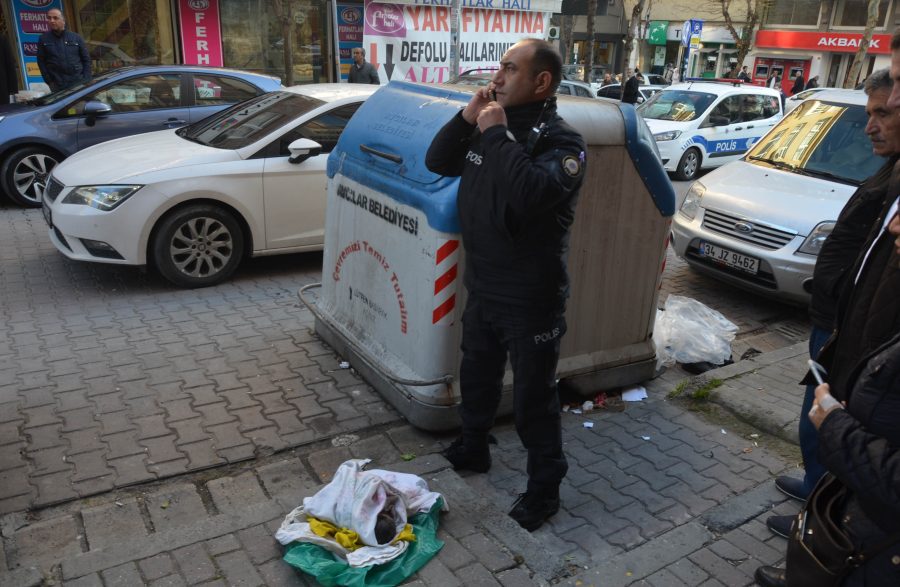 Çöpe atılan yeni doğmuş bebek kuvöze alındı Güncel Haberler