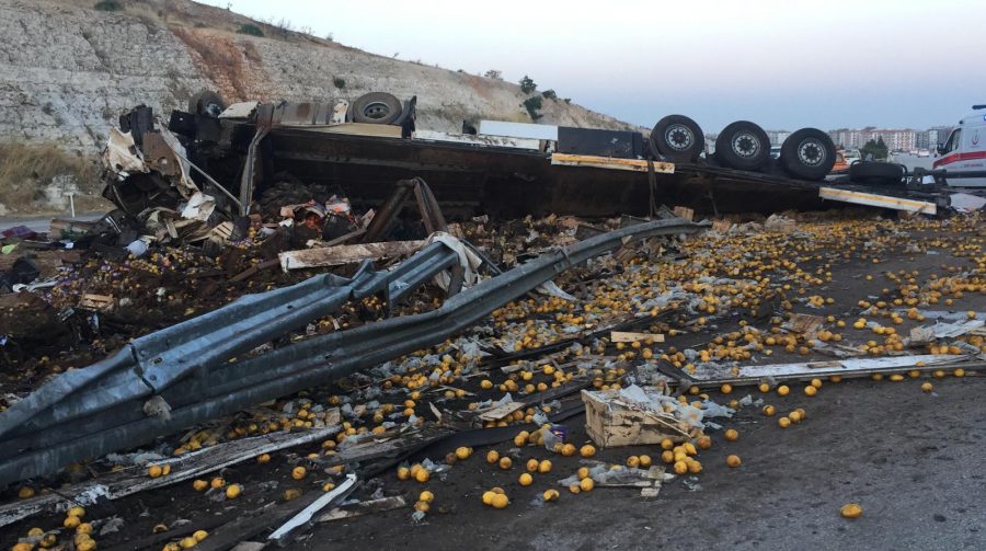 Gaziantepâte kontrolden Ã§Ä±kan tÄ±r orta bariyerlere Ã§arparak devrildi. KazanÄ±n ardÄ±ndan yol savaÅ alanÄ±na dÃ¶nerken, tÄ±rda bulunan 3 kiÅi Ã¶ldÃ¼. ile ilgili gÃ¶rsel sonucu