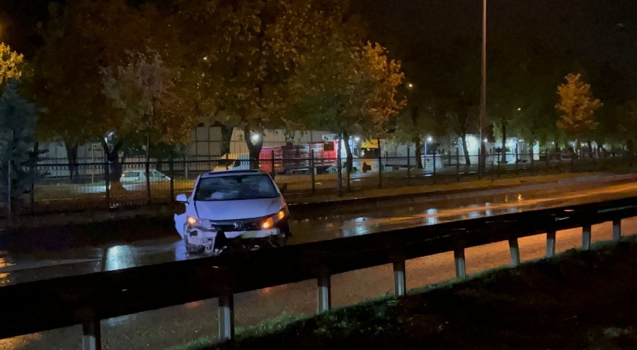 Bursa'da kontrolden çıkan araç bariyerlere çarptı! 5 yaralı