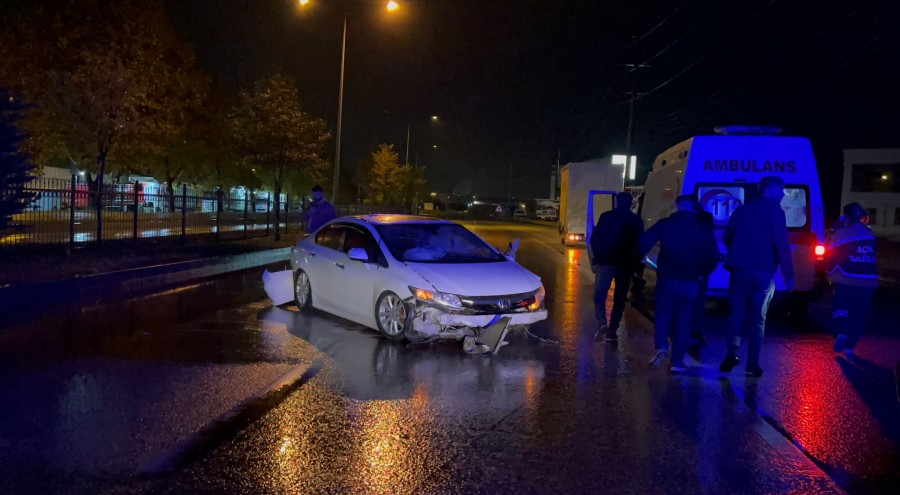 Bursa'da kontrolden çıkan araç bariyerlere çarptı! 5 yaralı
