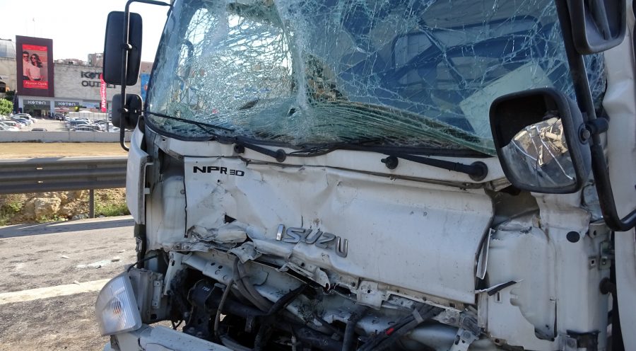 TEM otoyolu KurtkÃ¶y mevkiinde 3 kamyonun Ã§arpÄ±ÅmasÄ± sonucu meydana gelen kazada 1 kiÅi yaralandÄ±. AraÃ§ iÃ§inde sÄ±kÄ±Åan sÃ¼rÃ¼cÃ¼ itfaiye tarafÄ±ndan kurtarÄ±lÄ±rken, kaza nedeniyle yolda kilometrelerce araÃ§ kuyruÄu oluÅtu. ile ilgili gÃ¶rsel sonucu