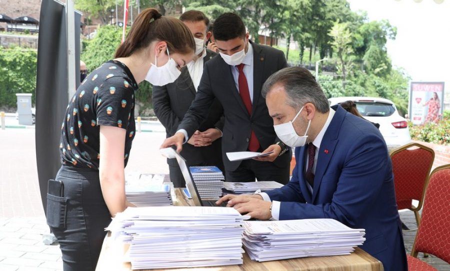 Bursa�da gençlere ücretsiz deneme kitapçığı ve sınav seti dağıtıldı