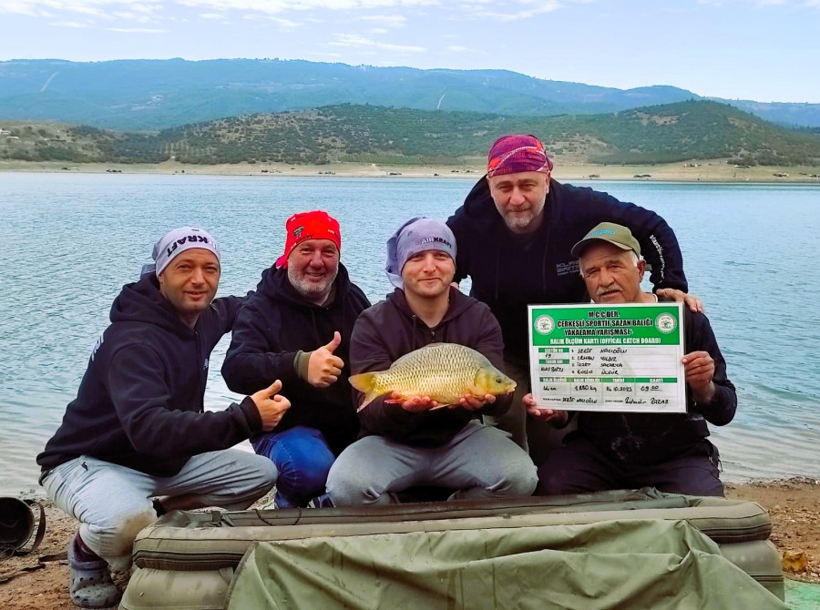 En büyük sazanı tutmak için kıyasıya yarıştılar