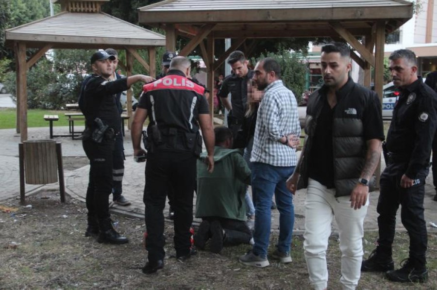 Antalya'da kız arkadaşıyla tartışan adam ağlayarak ayaklarına kapandı